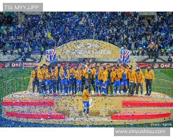 和足球球星近距离合影留下难忘瞬间见证绿茵场上的荣耀时刻