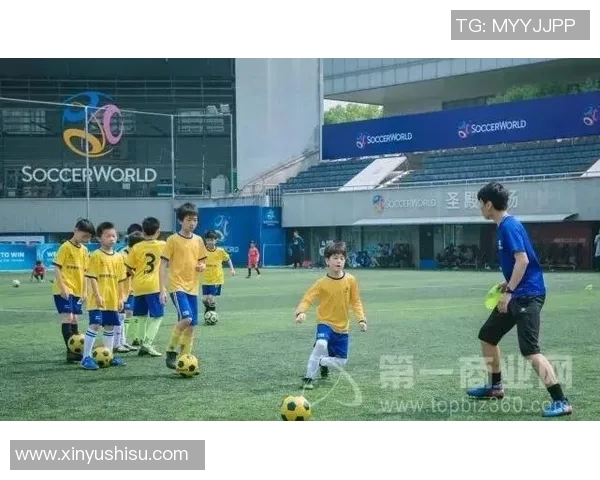 外国足球球星卡售卖机亮相 引领新一轮球迷收藏热潮